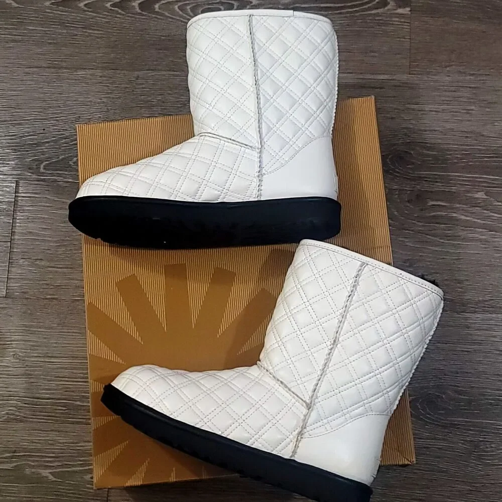 Ugg Classic Short II Quilted White Leather Boots Size 9